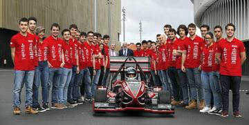 El coche junto a los estudiantes que forman parte del equipo F&oacute;rmula Student Bizkaia, formado por 54 estudiantes de la Escuela de Ingenier&iacute;a de Bilbao