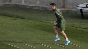 &Aacute;lex Moreno, durante un entrenamiento reciente con el Betis.