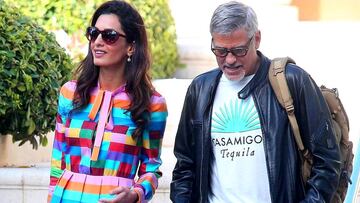 Amal y George Clooney, con una camiseta de su tequila Casamigos