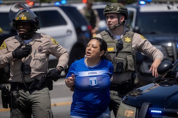 Los entrenamientos no se han detenido. Una mujer, que portaba una camiseta de la selecci¨®n de f¨²tbol de Honduras, fue arrestada en Paramount, California, durante la noche del s¨¢bado.