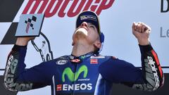 Maverick Vi&ntilde;ales en el podio del GP de Francia en Le Mans.