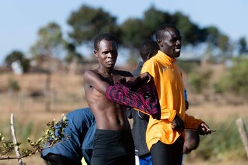 En las zonas de Kapsabet, Iten y Kaptagat, en la parte inferior de la región del Rift de Kenia, se concentran los centros de entrenamiento de donde salen los mejores atletas de las últimas décadas. Los atletas keniatas se dedican en cuerpo y alma al entrenamiento con la esperanza de convertirse en el próximo rey del maratón. 