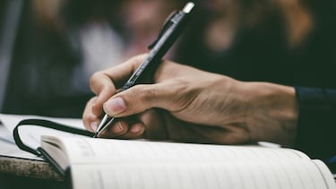 Si escribes la lista de la compra en papel en lugar de usar tu teléfono, la psicología dice que tienes estos rasgos distintivos