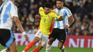 Colombia's forward #07 Luis Diaz controls the ball before scoring his team's first goal during the 2026 FIFA World Cup South American qualifiers football match between Argentina and Colombia at the Mas Monumental stadium in Buenos Aires, on June 10, 2025. (Photo by ALEJANDRO PAGNI / AFP)