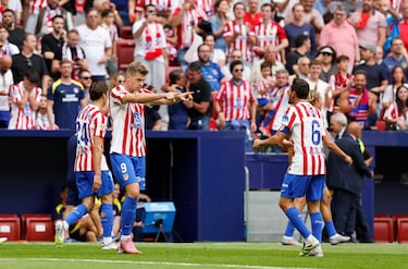 Alexander Sørloth celebra el 2-2 para el Atlético de Madrid con sus compañeros. 