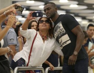 El colombiano Jackson Martínez, delantero del Atlético de Madrid, se fotografía con aficionados a su llegada esta tarde al aeropuerto Adolfo Suárez-Barajas de Madrid. Martínez ha sido traspasado desde el Porto a cambio de la cantidad de su cláusula de rescisión, 35 millones de euros.