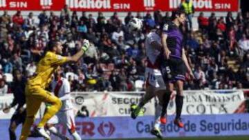 EL PRIMERO. Sereno y Amat saltan y éste último roza el balón, que no logra despejar Rubén en su salida.