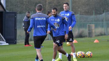 Celso Borges, junto a Schär y Navarro (de espaldas) en la vuelta a los entrenamientos del Deportivo.