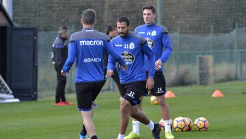 Celso Borges, junto a Sch&auml;r y Navarro (de espaldas) en la vuelta a los entrenamientos del Deportivo.