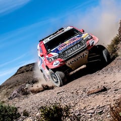 Un sprint final de Al Attiyah deja a Sainz sin su primera victoria