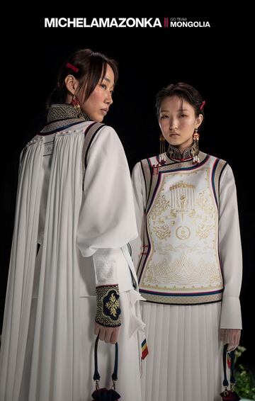 Creados por Michel & Amazonka, se inspiraron en la túnica tradicional de Mongolia llamada Deel, cada uniforme tiene 20 horas de trabajo.