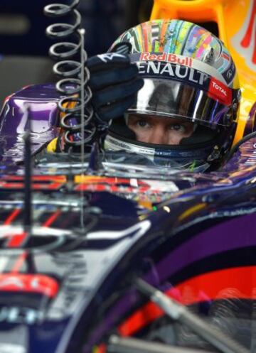 El piloto australiano de Fórmula Uno, Daniel Ricciardo (Red Bull Racing), descansa durante los entrenamientos libres para el Gran Premio de Austria de Fórmula Uno en el circuito de Red Bull Ring 