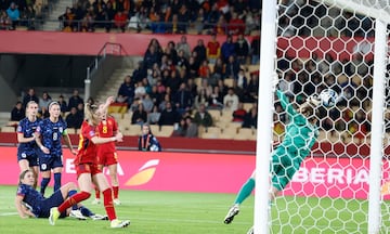 Centro lateral de Mariona Caldentey, remata Olga Carmona desde dentro del área y la guardameta de Países Bajos, Daphne Van Domselaar, desvía el balón a córner.