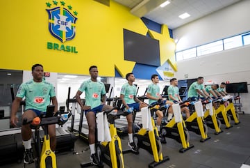 En la primera sesión de entrenamiento de la selección sudamericana Endrick se 'pegó' a Vinicius y Rodrygo. Las instalaciones están situadas Teresópolis,un municipio de Brasil del Estado de Río de Janeiro, localizado en la Microrregión Serrana Fluminense.