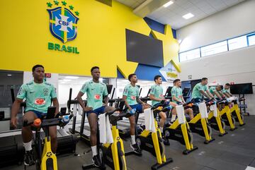 En la primera sesi車n de entrenamiento de la selecci車n sudamericana Endrick se 'peg車' a Vinicius y Rodrygo. Las instalaciones est芍n situadas Teres車polis,un municipio de Brasil del Estado de R赤o de Janeiro, localizado en la Microrregi車n Serrana Fluminense.