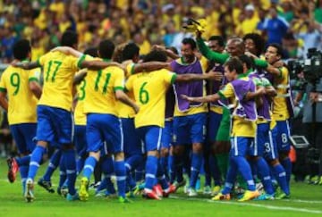 2-0. El equipo festeja el segundo gol de Pulinho.