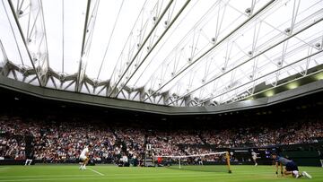 Carlos Alcaraz y Ugo Humbert bajo el techo de la Central de Wimbledon.