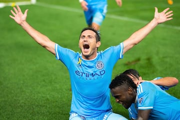 Cerró la temporada 2013-14 cumpliendo 36 años como jugador del Chelsea y jugó la siguiente con el Manchester City, antes de dar el salto el verano siguiente, ya con 37 años, al New York City, entidad satélite del club ‘skyblue’. En el equipo estadounidense jugó un año y medio, antes de retirarse con 38 años. Jugó su último partido con Inglaterra en el Mundial de Brasil 2014, cuatro días después de cumplir los 36.