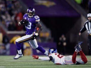 Adrian Peterson, corredor de Minnesota, sigue siendo un espectáculo en la cancha. Los Vikings dominan la carrera como pocos y ha encontrado el equilibrio con el juego aéreo.