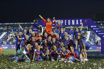 Las jugadoras del Barcelona celebran la Copa de la Reina. 