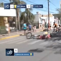 Ocurrió en Argentina: un perro tira a los escapados en la Vuelta a San Juan