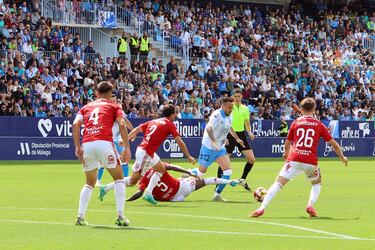 El Málaga se estrella con el ‘catenaccio’ del Real Murcia