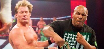 Mike Tyson golpea a Chris Jericho en WWE Raw en 2010.