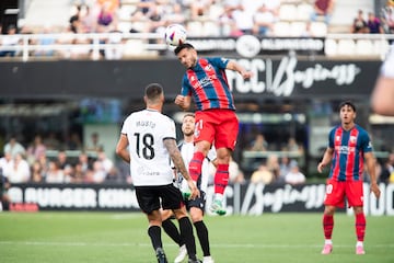 La aportación de Elady Zorrilla también fue fundamental esta jornada, en este caso para salvar al Huesca ante su exequipo (jugó en el Cartagena tres temporadas). El centrocampista hizo los dos tantos del partido, uno en cada parte, y ya suma cinco goles este curso.