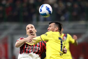 El chileno Gary Medel y el sueco Zlatan Ibrahimovic protagonizaron un fuerte choque durante el partido entre el AC Milan y el Bolonia. Los dos jugadores quedaron tendidos en el césped, sangrando. Necesitaron de asistencia médica para poder incorporarse.


