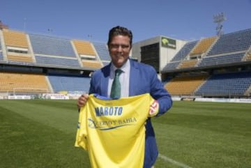 Joaquín Maroto posa con la camiseta.