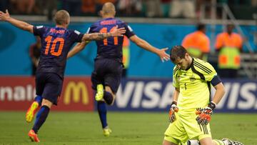 Arjen Robben celebra su gol, mientras Iker Casillas se lamenta. Mundial Brasil 2014.