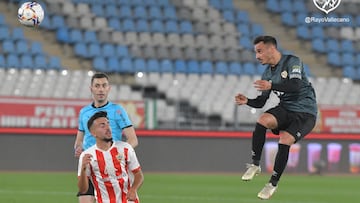 &Aacute;lvaro cabecea un bal&oacute;n en el partido ante el Almer&iacute;a.