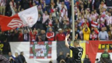 Fernando Torres saluda a los seguidores atl¨¦ticos al final del encuentro.