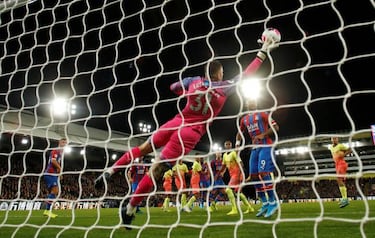 Fernandinho praise for "complete goalkeeper" Ederson