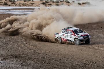 El asturiano se divierte en Sudáfrica con el coche ganador del rally junto a De Villiers y empieza a valorar de manera seria competir en la carrera del desierto.