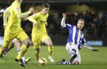El delantero argentino del Villarreal Luciano Vietto y el centrocampista de la Real Sociedad David Zurutuza.