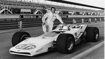 El ex piloto ítalo-estadounidense destacó en diferentes categorías del deporte motor, consiguiendo campeonatos en las más reconocidas competencias. Fue Campeón de Fórmula 1 en 1978 con la escudería Lotus. También ganó las 500 Millas de Daytona en 1967, las 500 Millas de Indianápolis en 1969, el título de la Champ Car World Series de 1984 y Las 24 Horas de Le Mans en 1995. Sin duda, un palmarés envidiable.