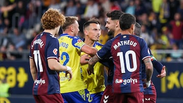 31/03/25 PARTIDO SEGUNDA DIVISION CADIZ - EIBAR FEDE SAN EMETERIO Y MATHEUS PEREIRA