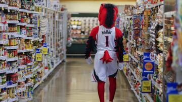 ¿Qué hace la mascota de los Hawks en un supermercado?