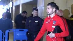 Un aficionado increpó a Vitolo a su llegada a Sevilla: "¡Perro!"