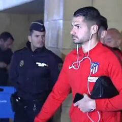 Un aficionado increpó a Vitolo a su llegada a Sevilla: "¡Perro!"