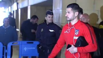 Un aficionado increpó a Vitolo a su llegada a Sevilla: "¡Perro!"