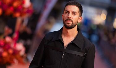 
El propio presentador ha hecho bromas al respecto de su relación con la DGT. Según contó, le habían caído más de 3.000 euros de multa de un mismo radar que le había pillado varias veces a poco más de 60 km/hora en una zona del Paseo de la Castellana limitada a 50 km/h.
También fue multado por circular a alta velocidad y en patinete, con auriculares, por la acera.
