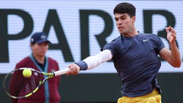 Carlos Alcaraz, durante su partido contra Stefanos Tsitsipas en Roland Garros.