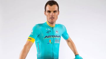 Luis Le&oacute;n S&aacute;nchez posa con el maillot del Astana para la temporada 2017.