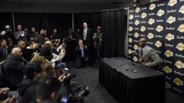 Kobe Bryant dando la rueda de prensa de su adiós a la NBA, desde el Staples Center