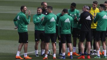 Gran ambiente en el entrenamiento del Betis, donde el equipo acogió con un pasillo a Guardado y también al capitán Joaquín Sánchez.