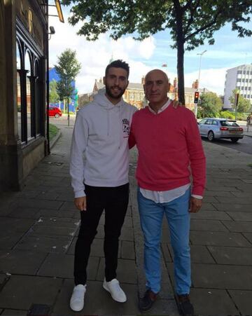 Borja Gonzáles Tomás es hijo de Miguel Bastón, anterior preparador de portores del Atlético de Madrid, que en su tiempo fue portero del Atlético y del Real Burgos. De ahí que se le conozca como Borja Bastón.