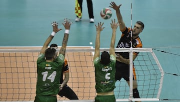 Imagen de un partido de playoff de la Superliga de Voleibol entre el Unicaja Almer&iacute;a y el CV Teruel.