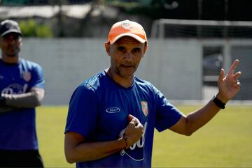 Es el único técnico europeo en el torneo. El español asumió el mando de Envigado en la parte final del segundo semestre de 2019 y este año podrá dirigir su primer campeonato desde el inicio.